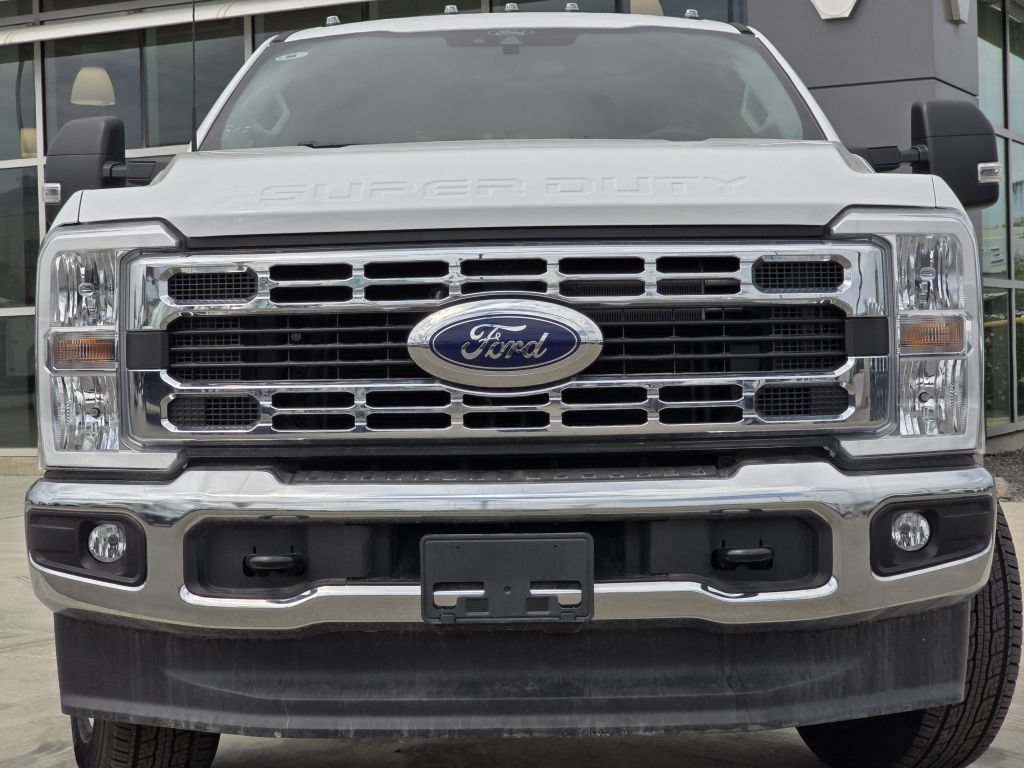 New 2025 Oxford White Ford XL image 2