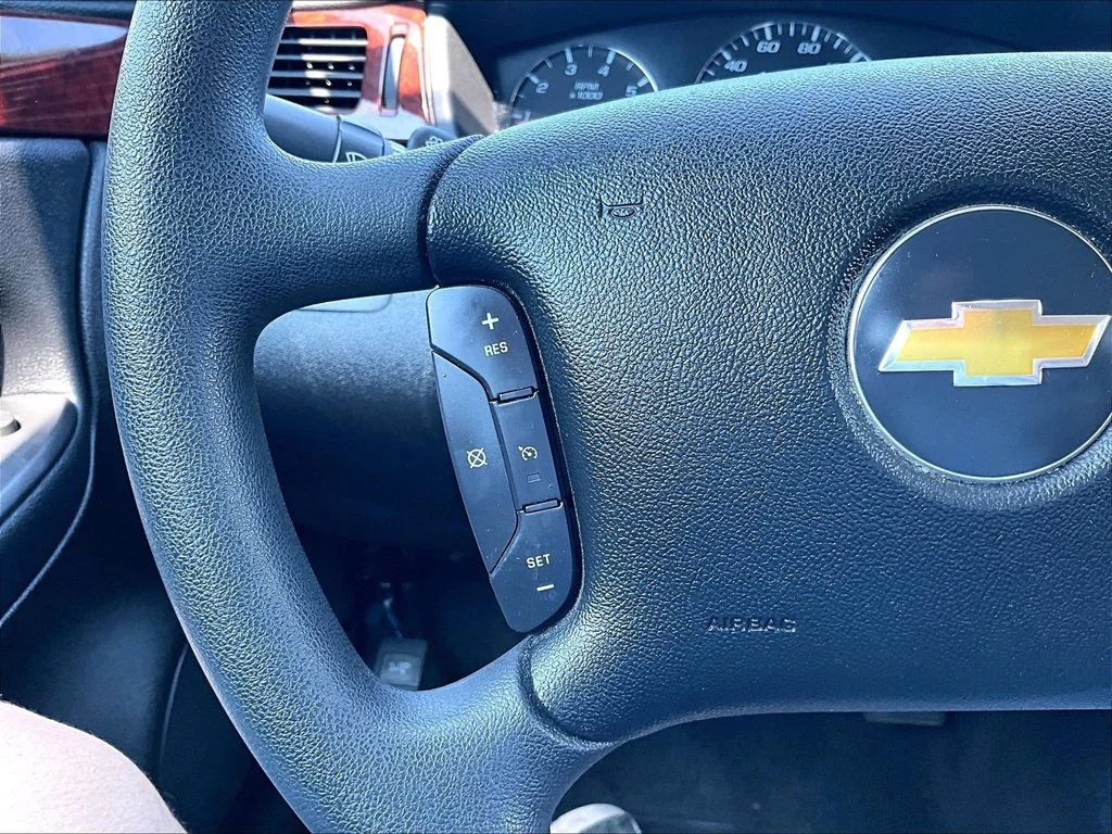 Used 2006 Red Chevrolet LT image 12
