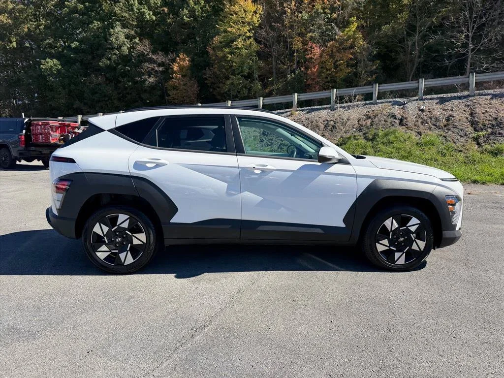 Used 2025 White Hyundai SEL image 13