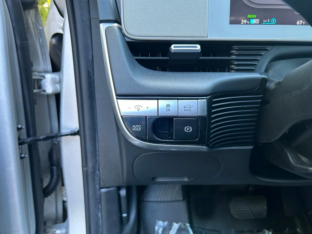 Used 2023 Gold Hyundai SEL image 24