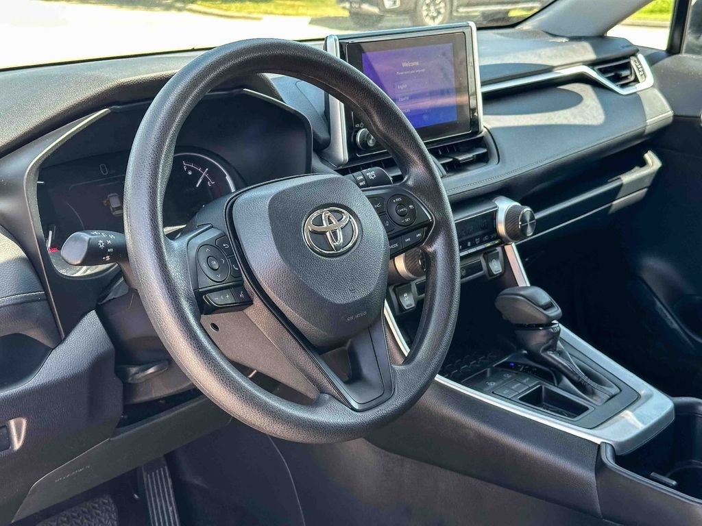 2025 Toyota RAV4 XLE - Photo 12