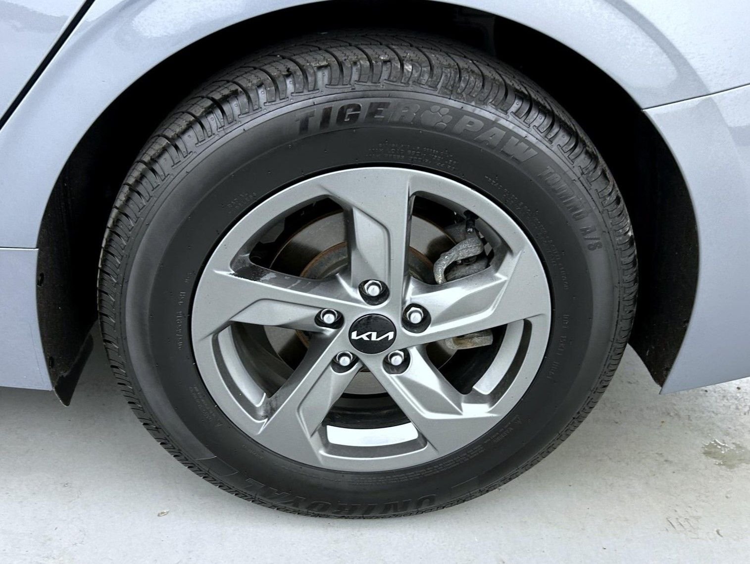 Used 2023 Silver Kia LXS image 22