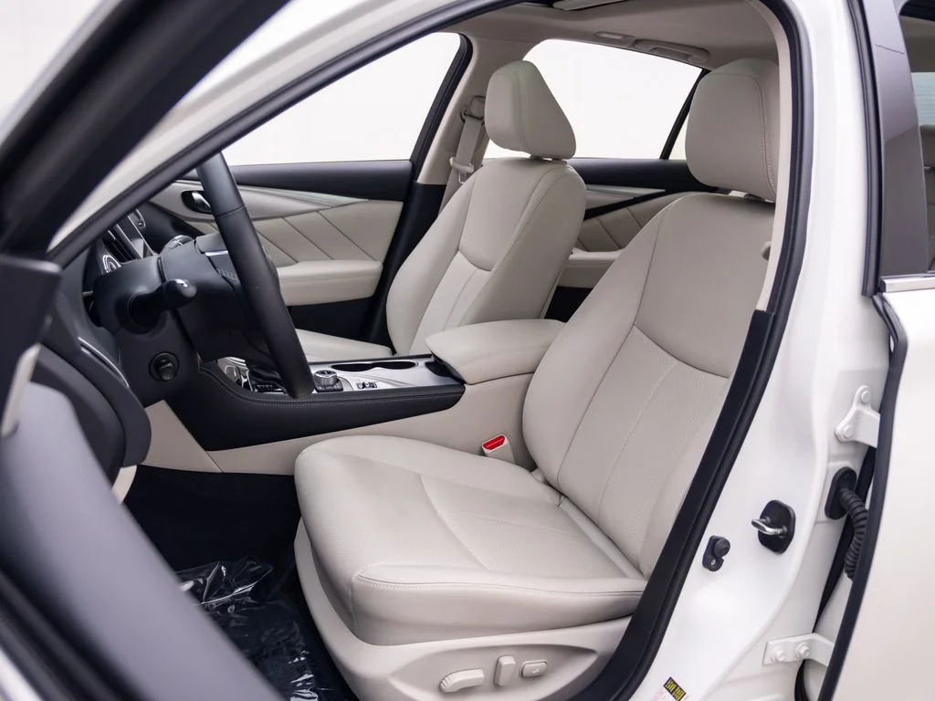 Used 2023 White INFINITI LUXE image 16