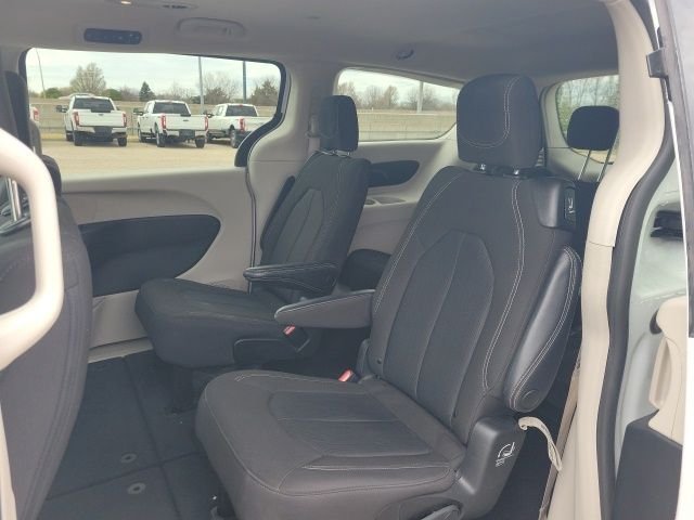 2023 Chrysler Voyager LX - Photo 17