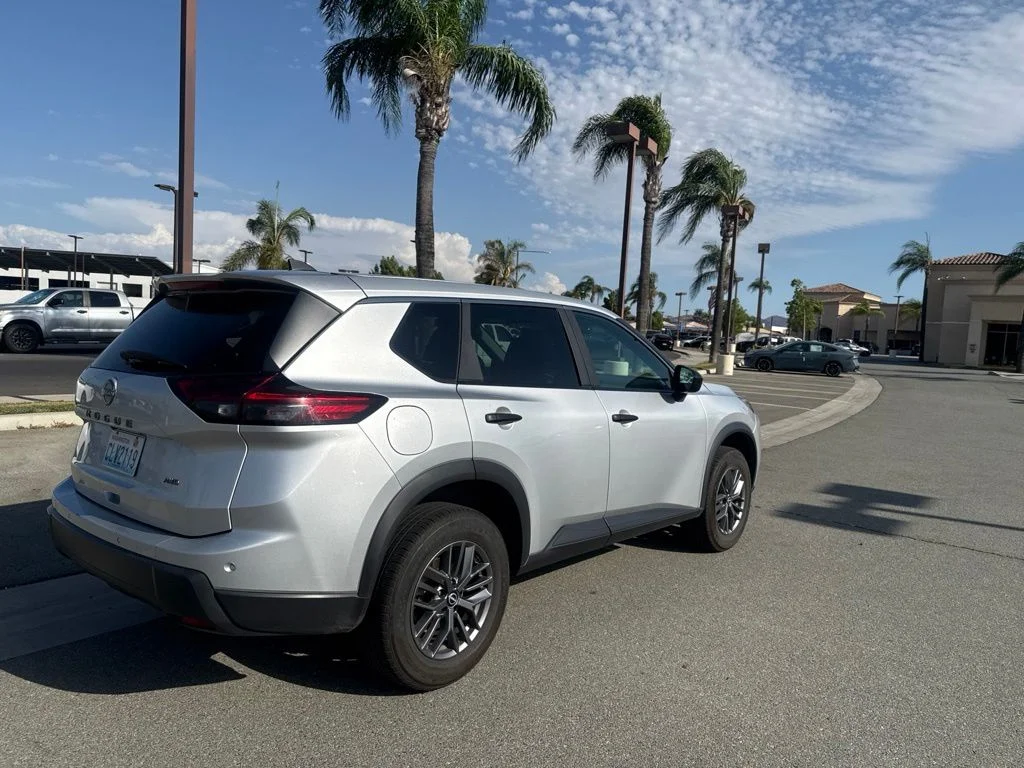 Used 2024 Silver Nissan S image 4