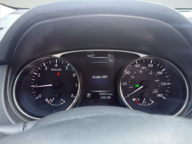 Used 2016 White Nissan SL image 12