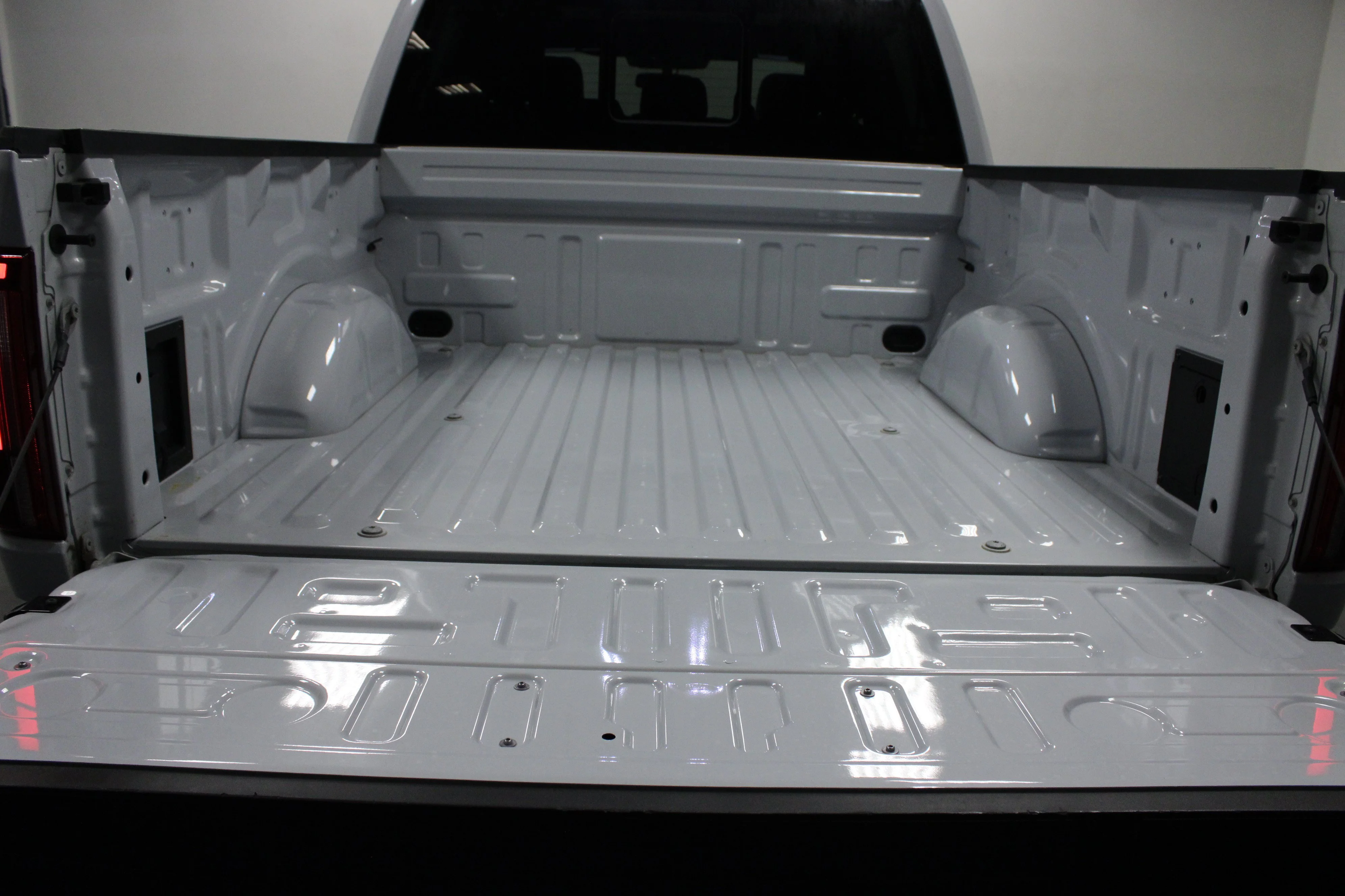 Used 2025 Space White Metallic Ford LARIAT image 14