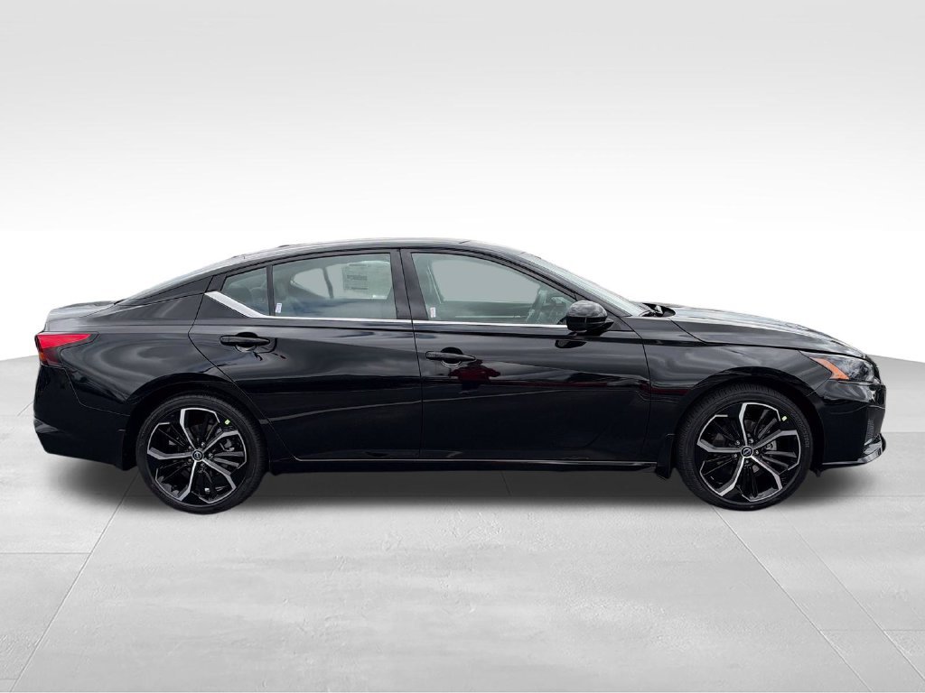 New 2026 Black Nissan 2.5 SR image 6
