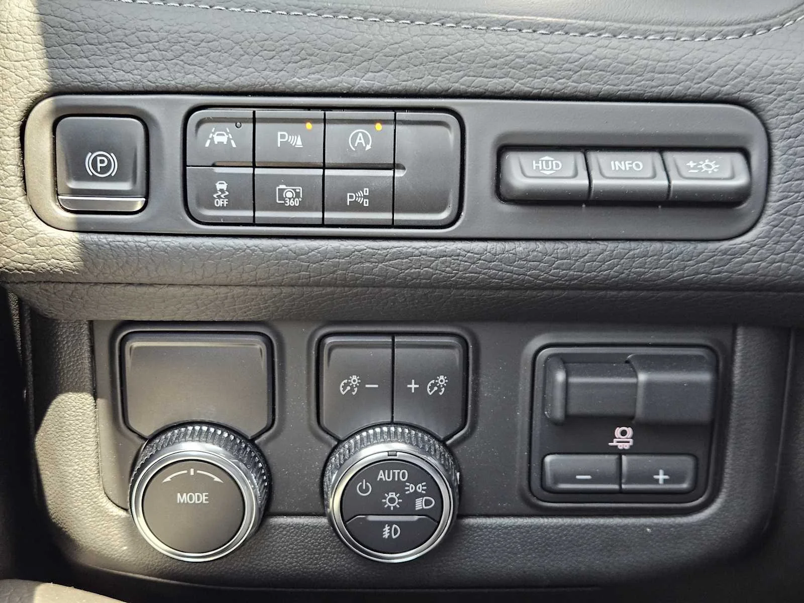 Used 2023 White Frost Tricoat GMC Denali image 21