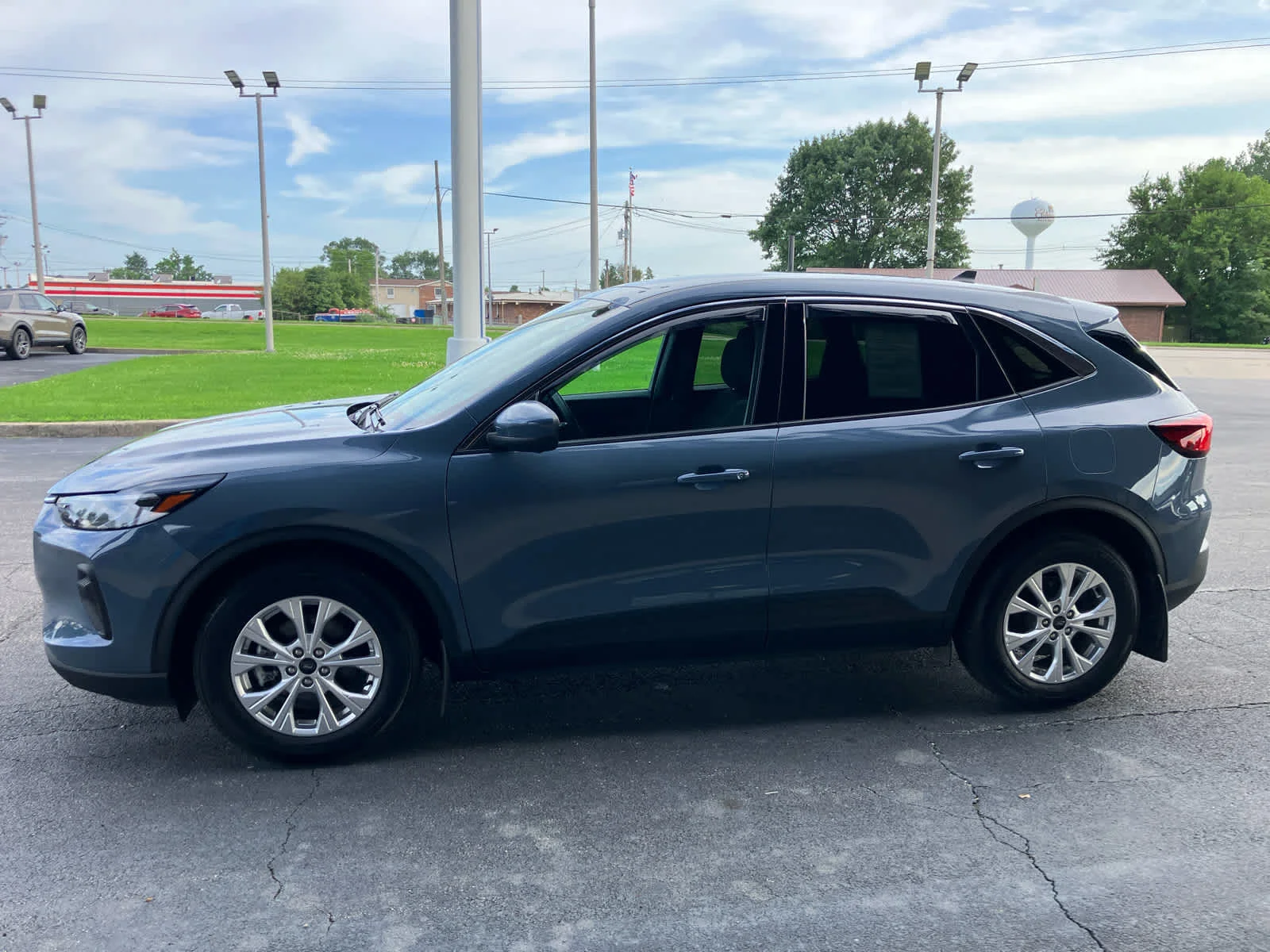 Used 2023 Vapor Blue Metallic Ford Active image 7