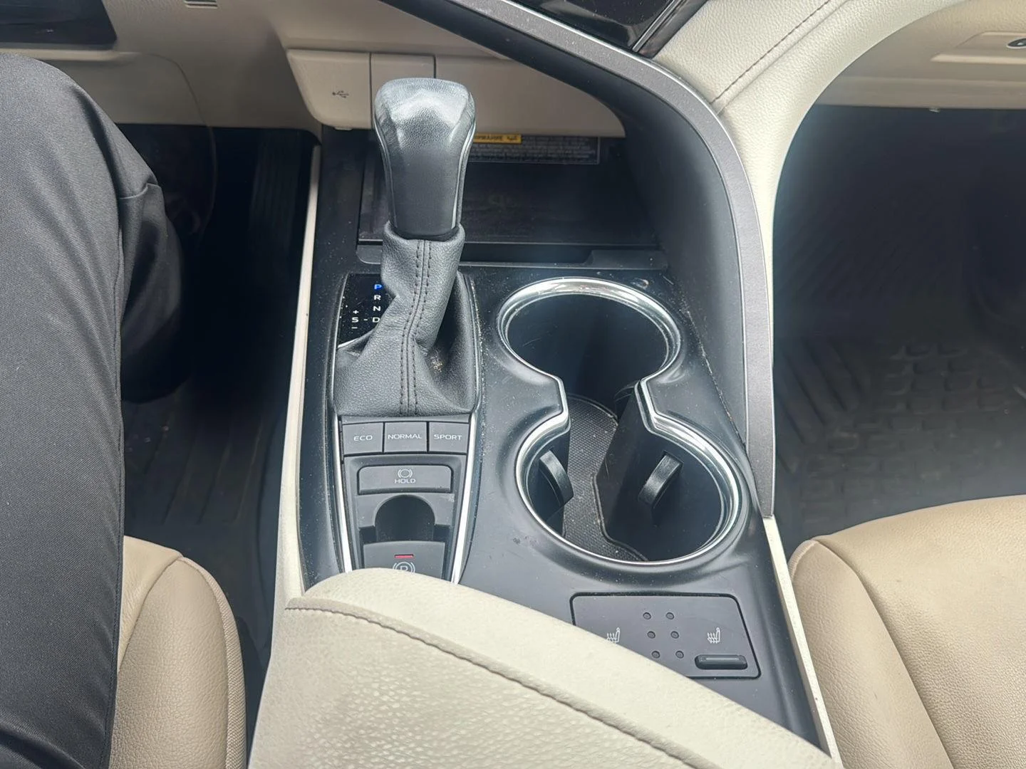 Used 2020 Wind Chill Pearl Toyota XLE image 10