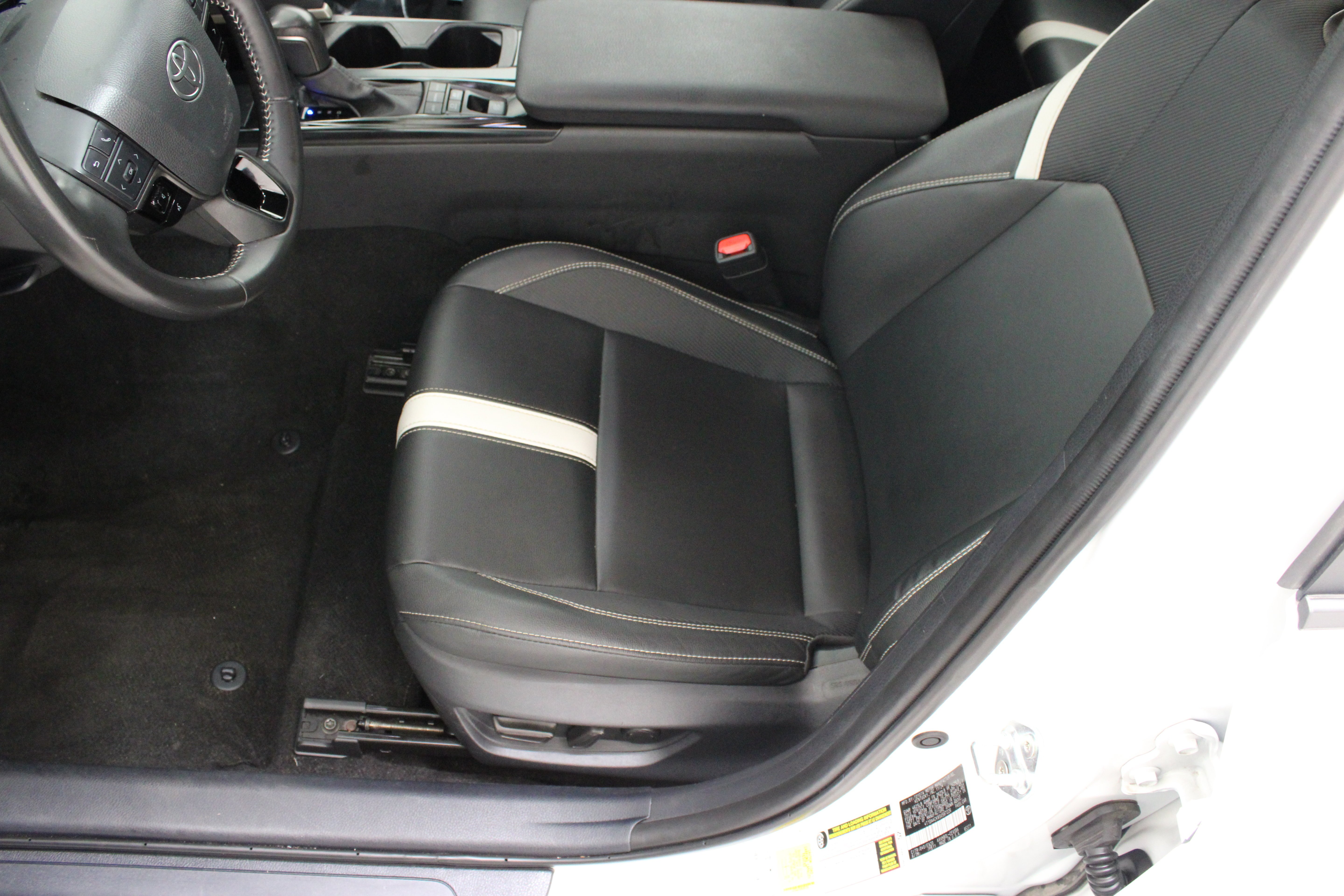 Used 2025 BLIZZARD PEARL Toyota SE image 15