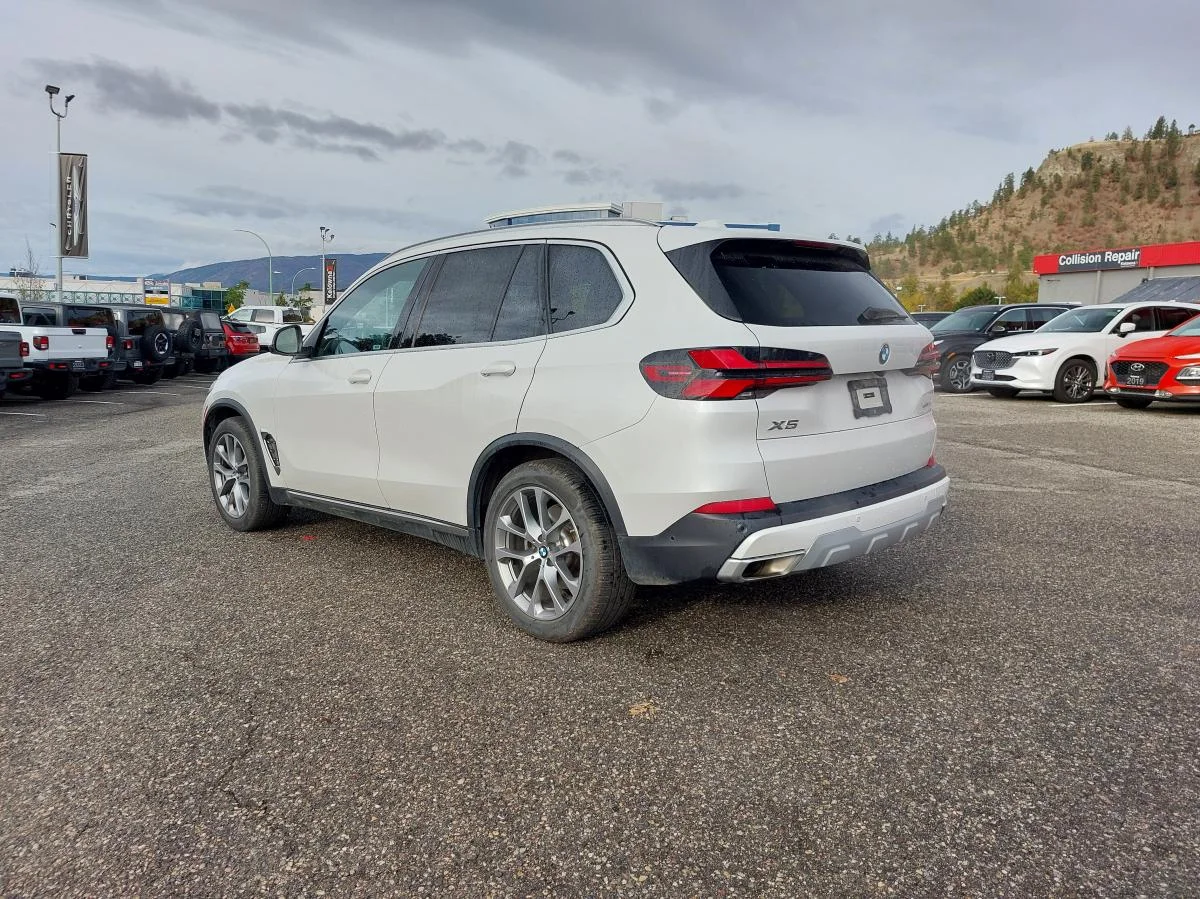 Used 2024 White BMW xDrive40i Sports Activity Vehicle image 10