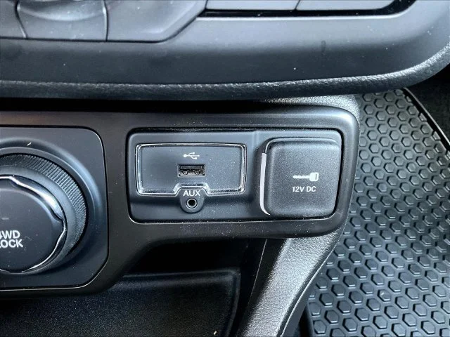Used 2023 White Jeep Altitude image 17