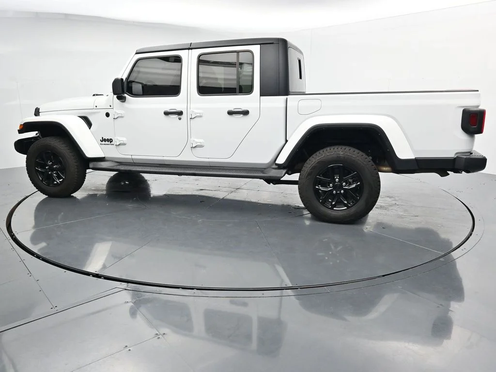 Used 2021 White Jeep Sport image 4