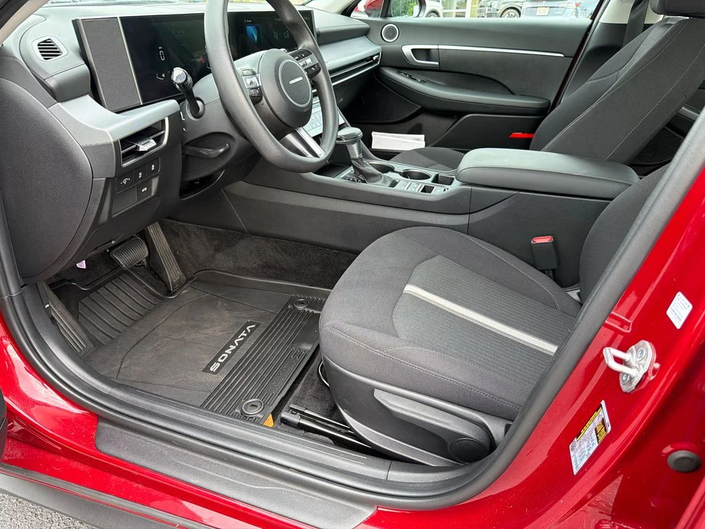 Used 2025 Red Hyundai SE image 9