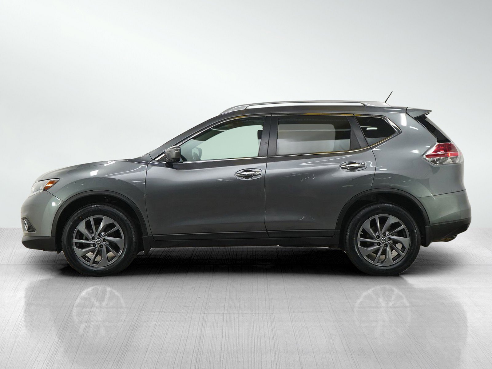 Used 2016 Nissan Rogue SL with VIN 5N1AT2MV7GC742185 for sale in Burnsville, Minnesota