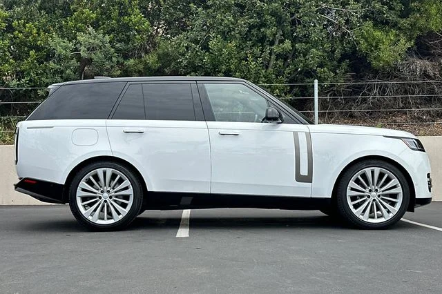 Used 2024 White Land Rover SE image 6