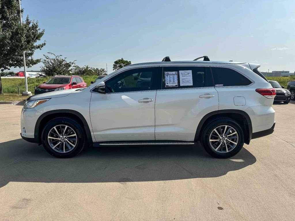 Used 2018 White Toyota XLE image 6