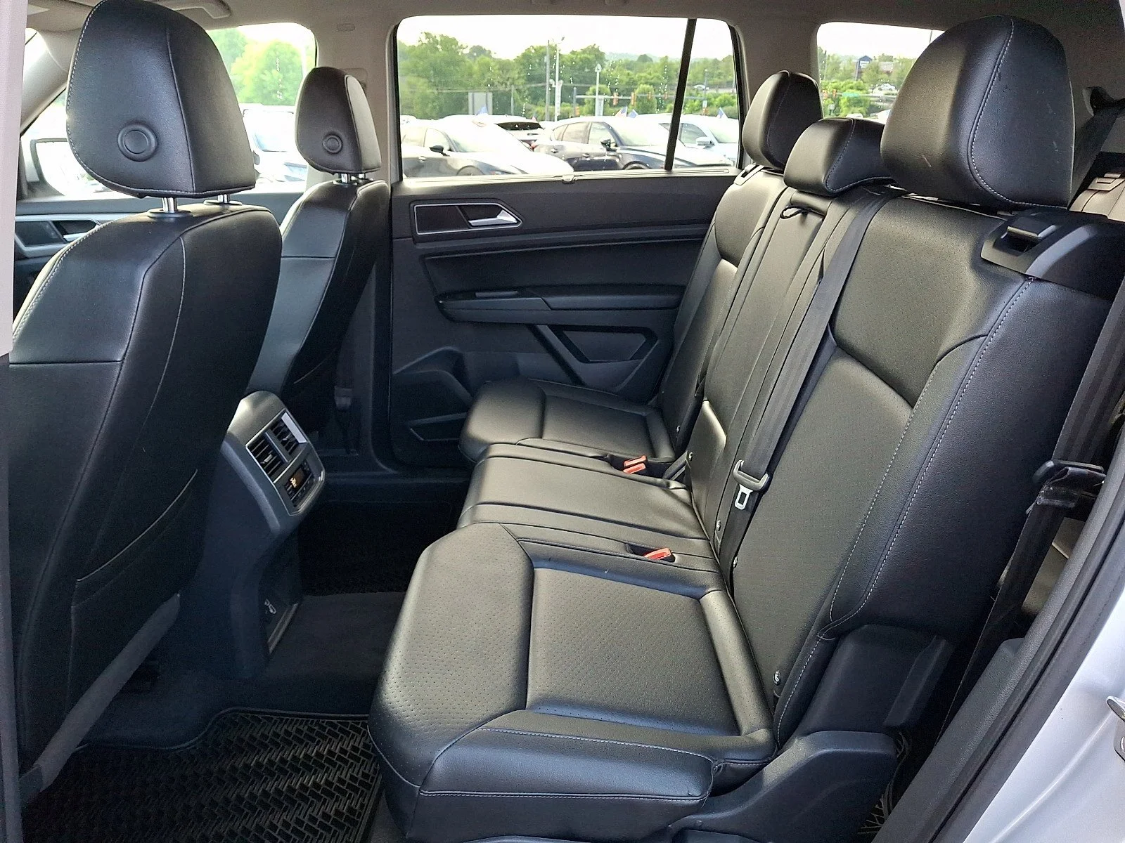 Used 2019 Reflex Silver Metallic   8E8e Volkswagen 3.6L V6 SE w/Technology image 11