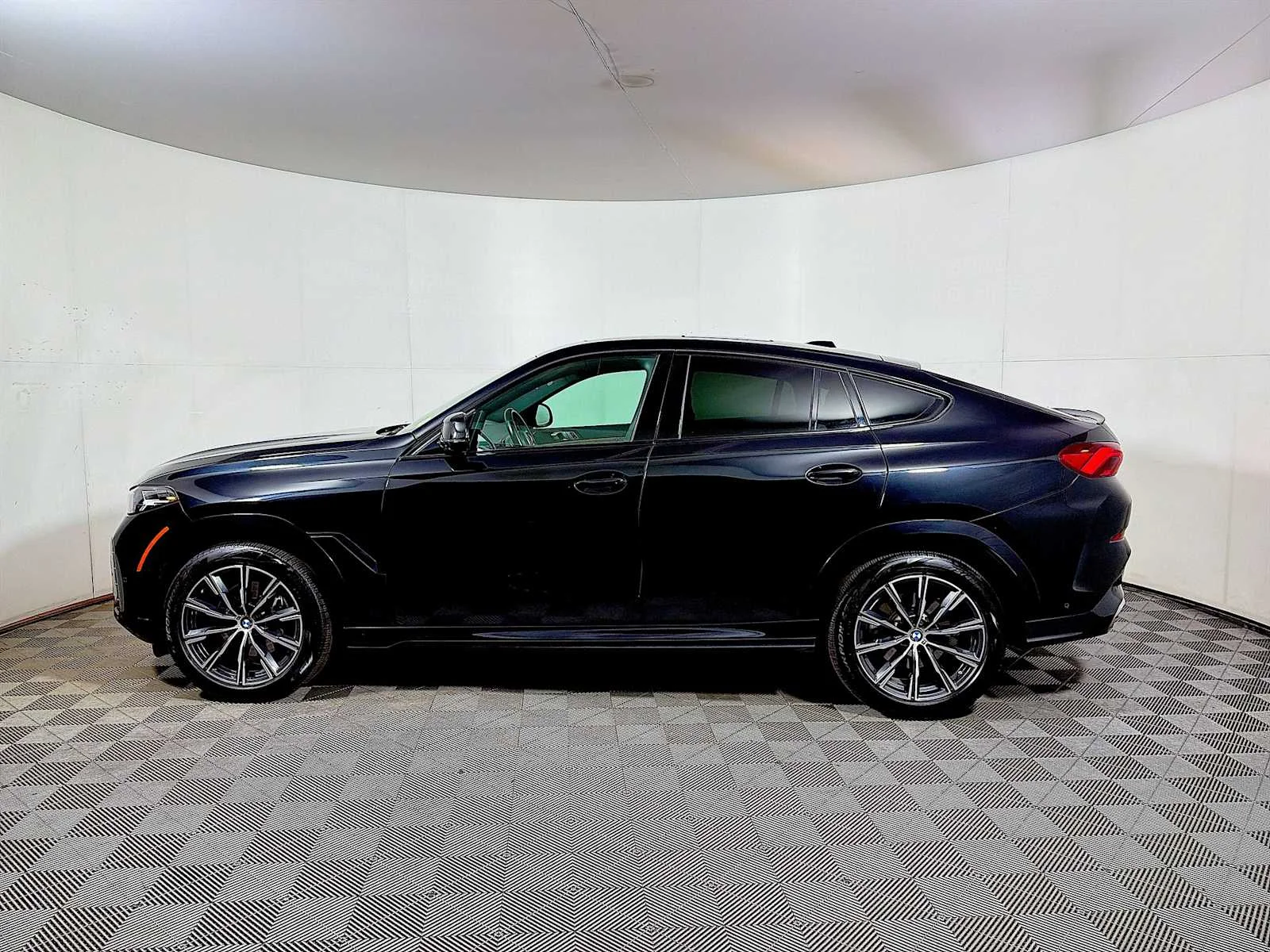 Certified Used 2024 Black Sapphire Metallic BMW xDrive40i image 4