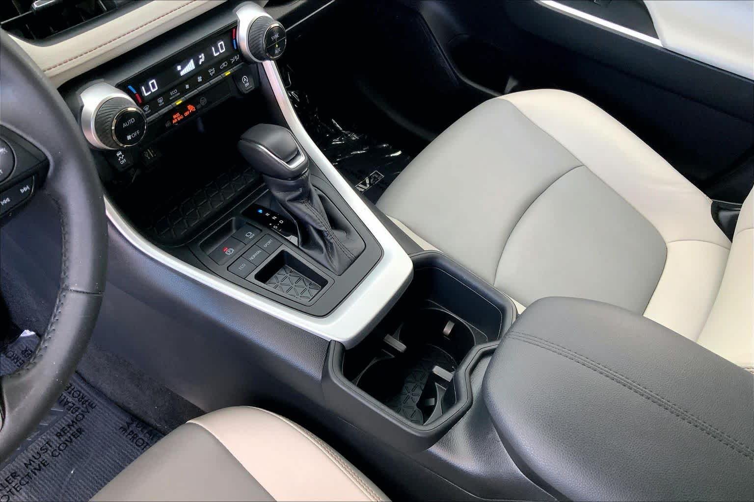 Used 2024 Silver Sky Metallic Toyota XLE Premium image 17