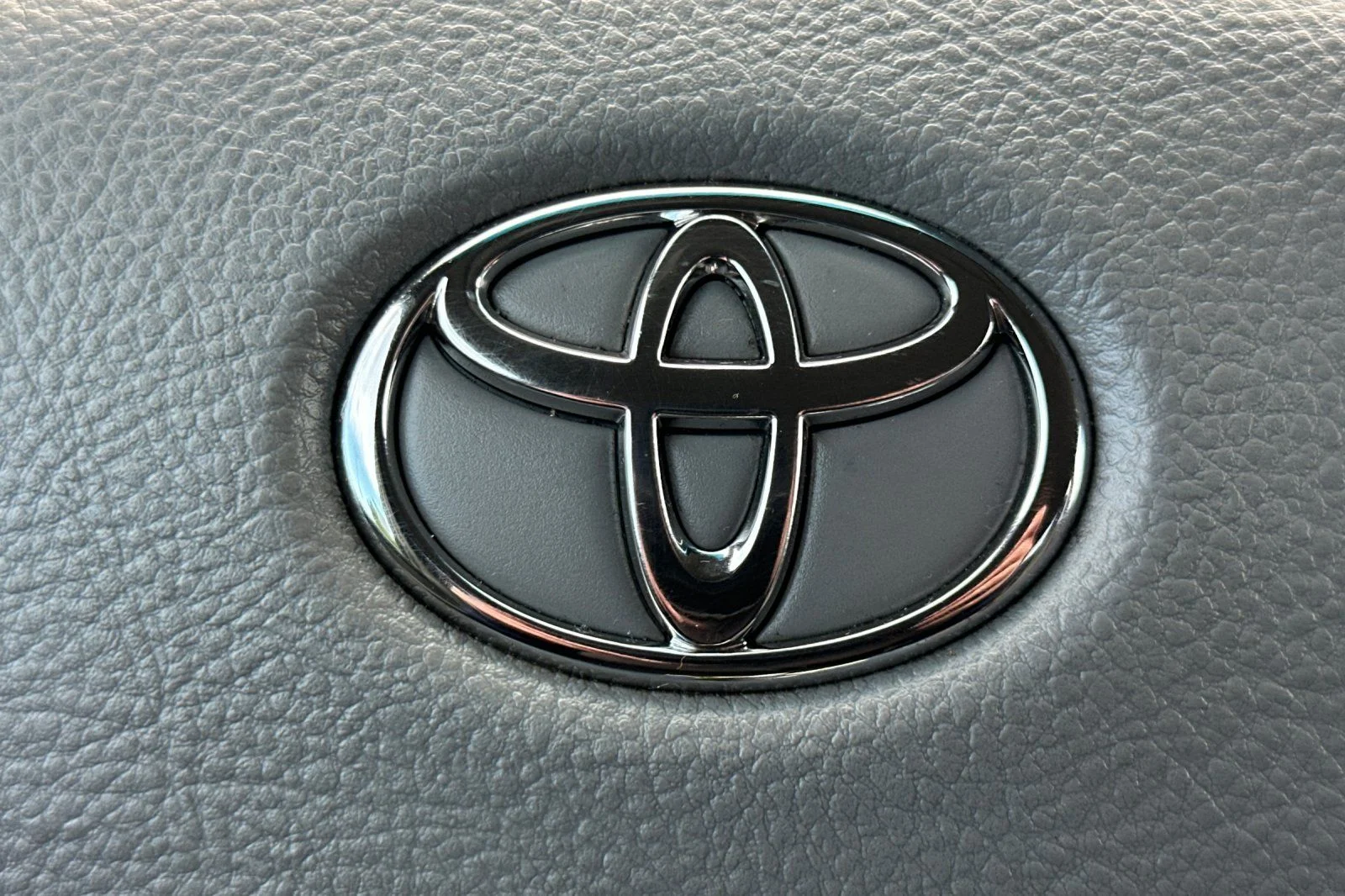 Used 2005  Toyota LE image 30