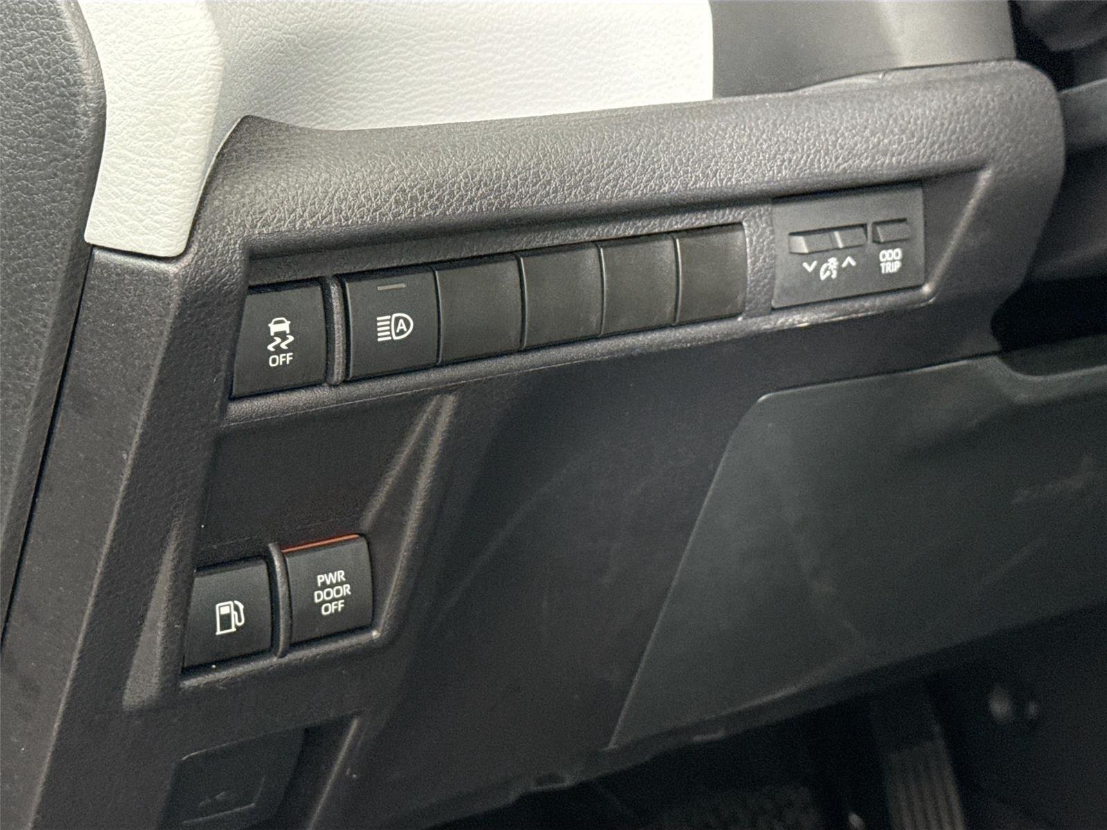 Used 2025 Wind Chill Pearl Toyota XLE 8-Passenger image 16