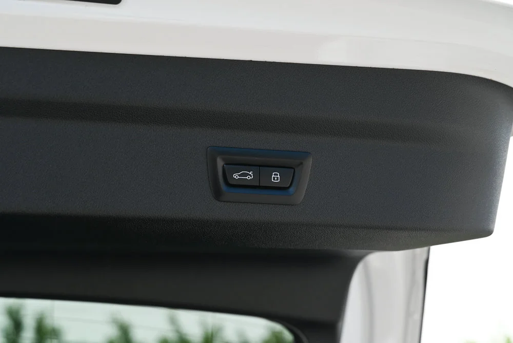 Used 2025 White BMW xDrive28i image 43