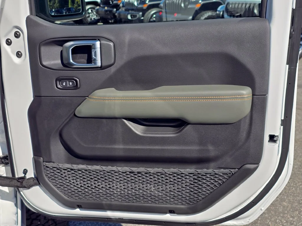 New 2026 White/off-white Jeep Mojave X image 36
