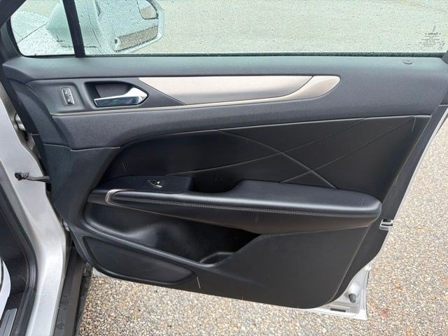 Used 2017 Ingot Silver Lincoln Premiere image 21