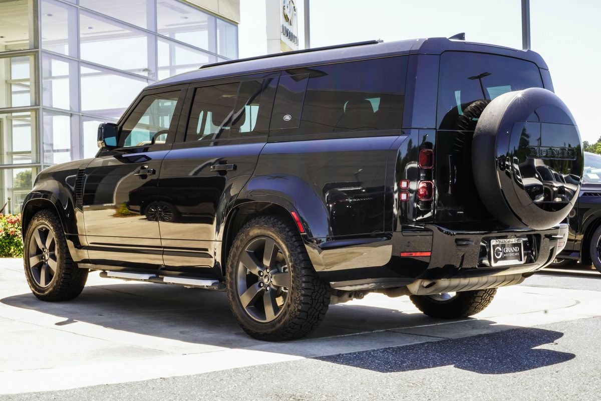 Used 2023 Black Land Rover X-Dynamic SE image 9