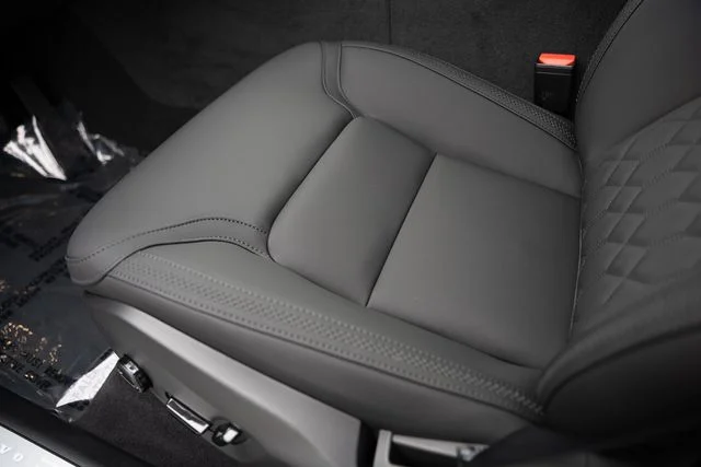 New 2026 Aurora Silver Volvo B5 Plus image 33