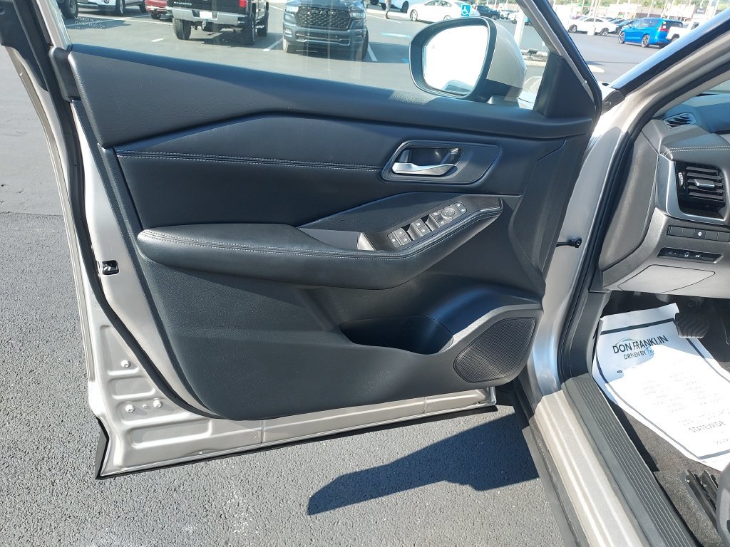 Used 2025 Gold Nissan SL image 12