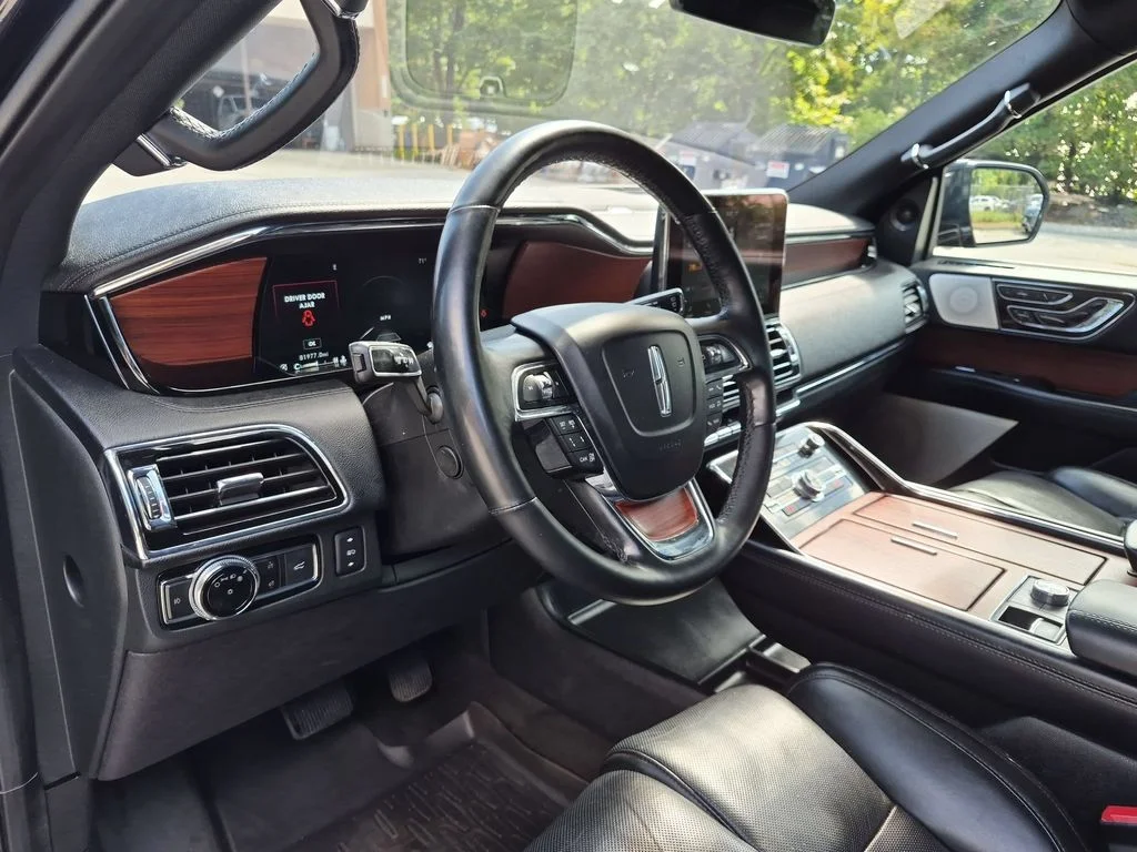 Used 2020 Black Lincoln Reserve image 16