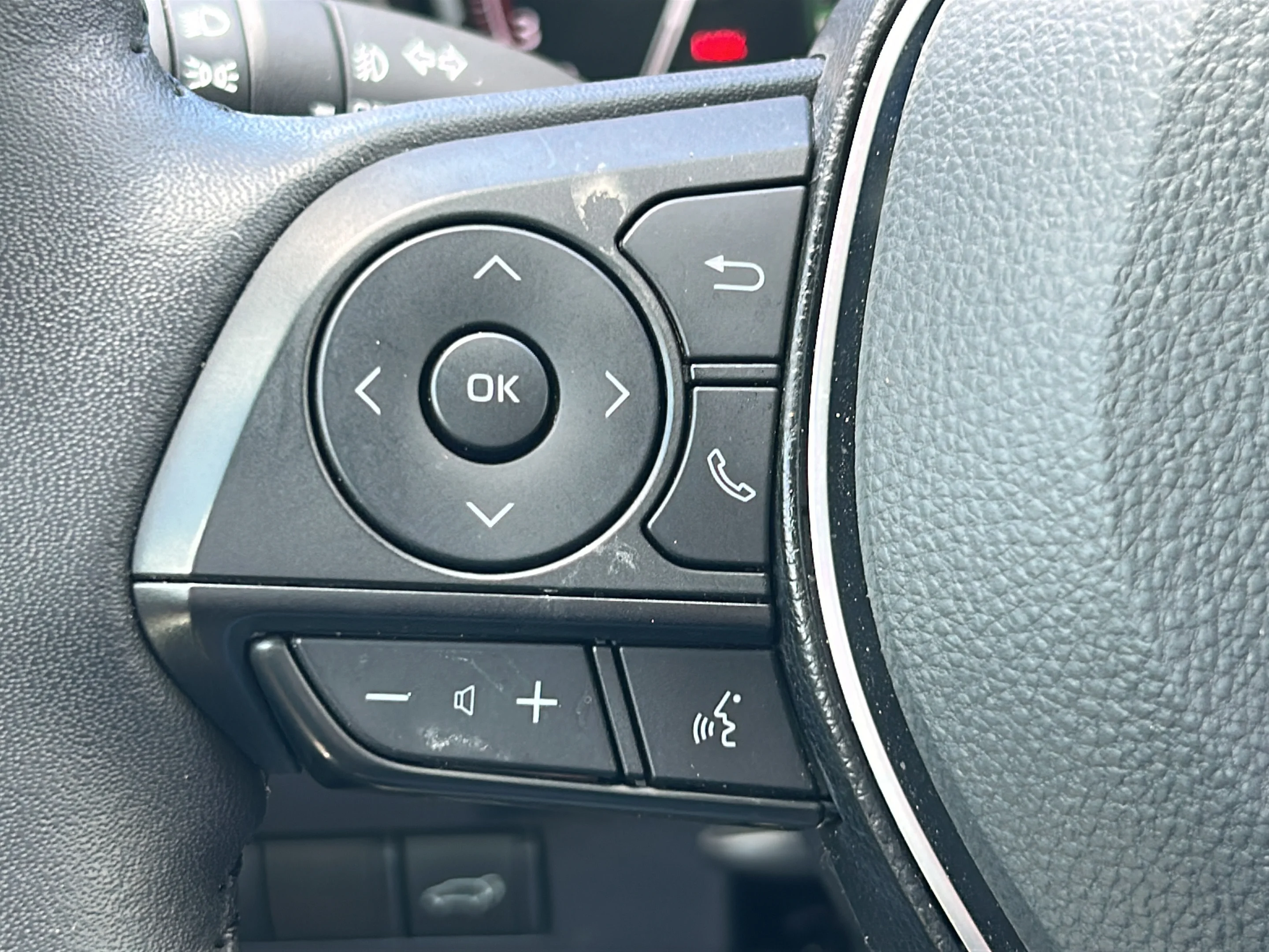 Used 2025 Pearl Toyota XLE Premium image 22