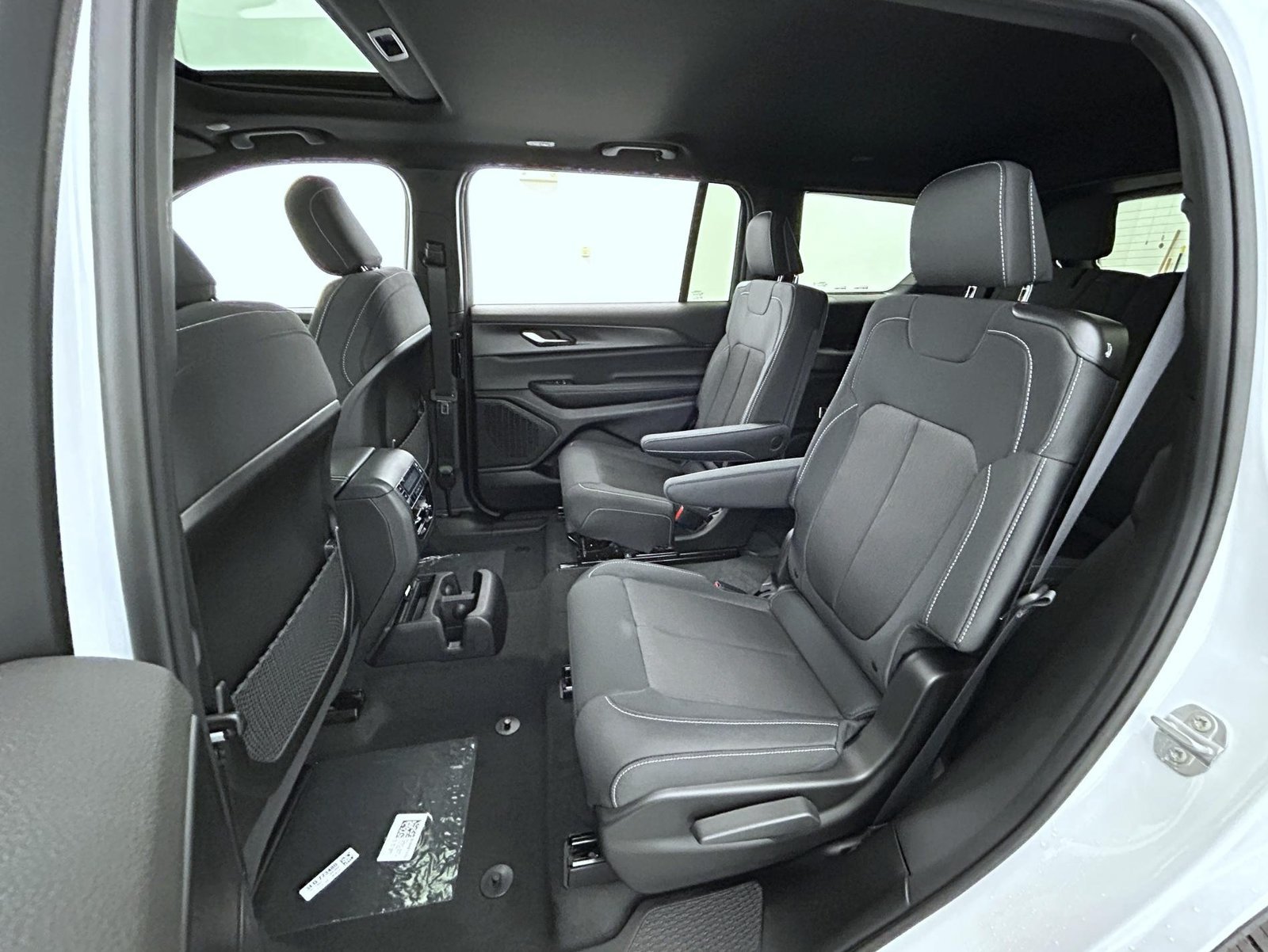 New 2026 Bright White Clear-Coat Exterior Paint Jeep Laredo image 20