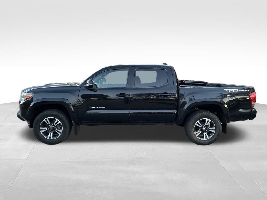 2016 Toyota Tacoma TRD Sport photo 2