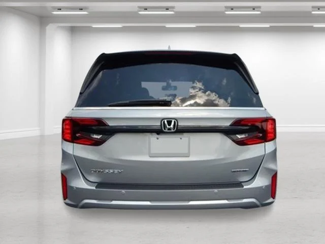 New 2026 Solar Silver Metallic Honda Touring image 4