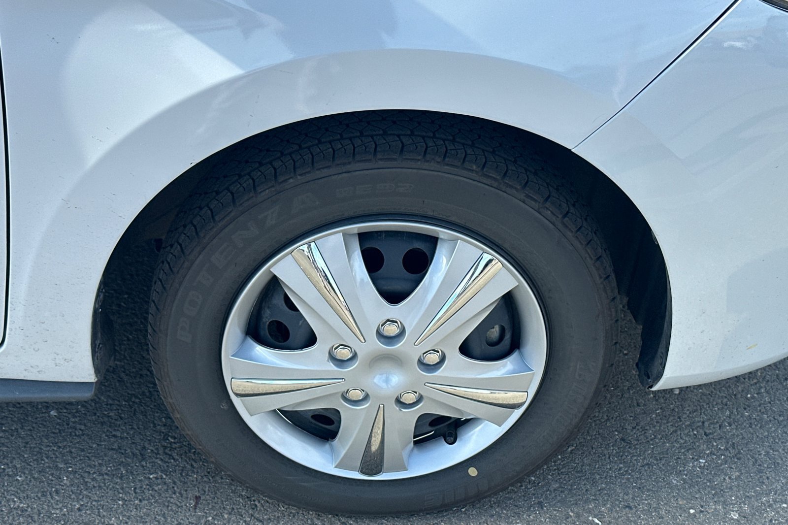 Used 2024 White Mitsubishi  image 4