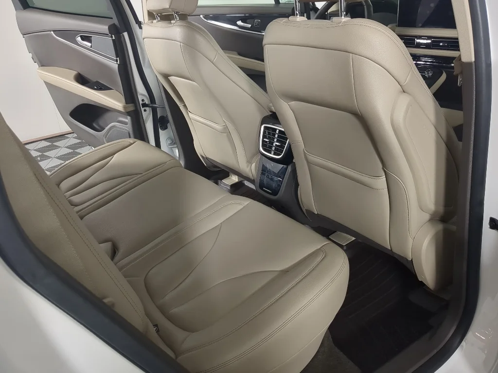Used 2022 White Lincoln Standard image 23