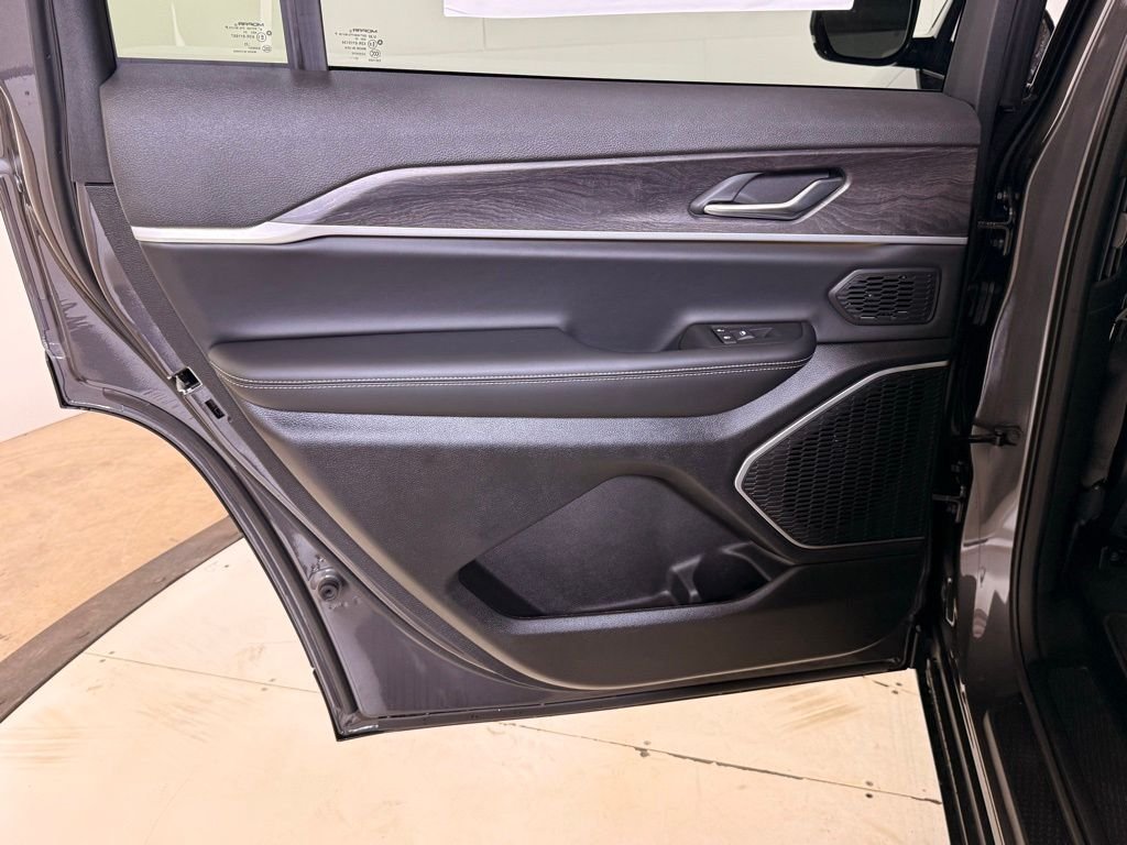 New 2025 Baltic Gray Metallic Clear-Coat Exterior Paint Jeep Limited image 13