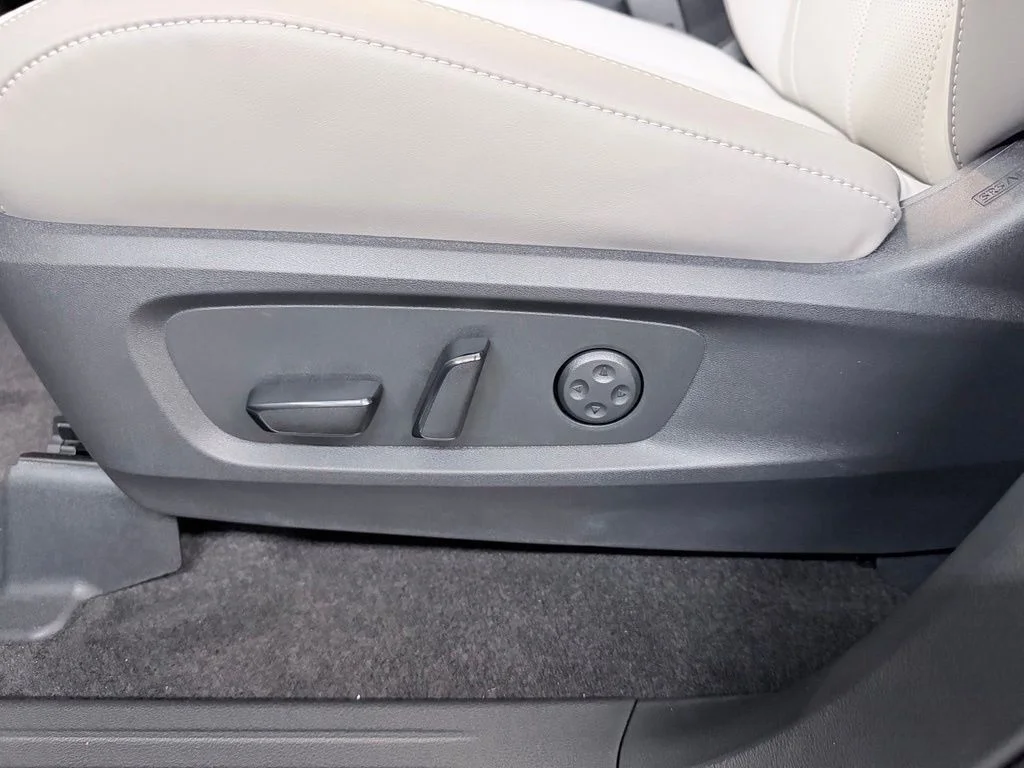 New 2027 RADIANT WHITE INFINITI Luxe AWD image 14