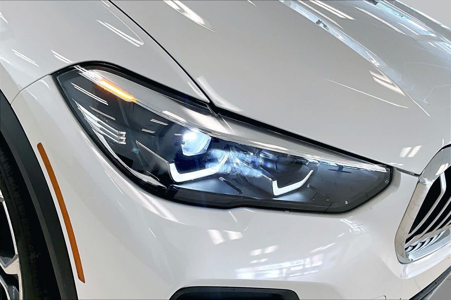 Used 2022 Mineral White Metallic BMW sDrive40i image 27