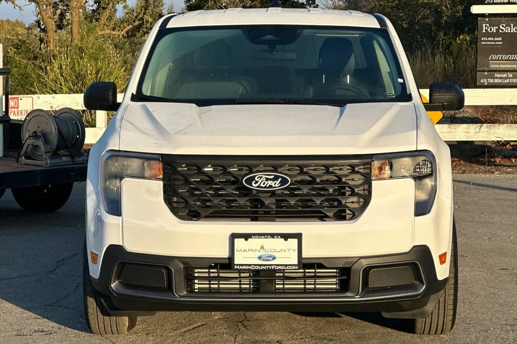 New 2025 Oxford White Ford XLT image 9