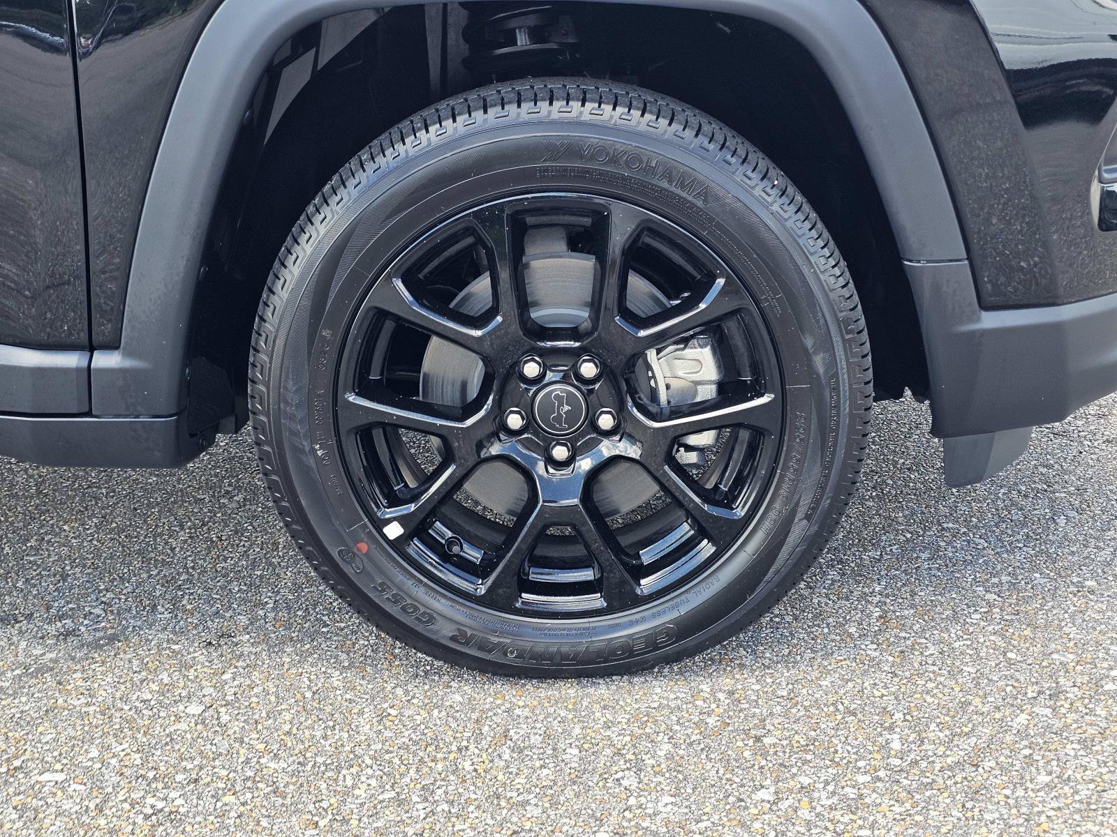 New 2026 Diamond Black Crystal Pearlcoat Jeep Latitude Altitude image 6
