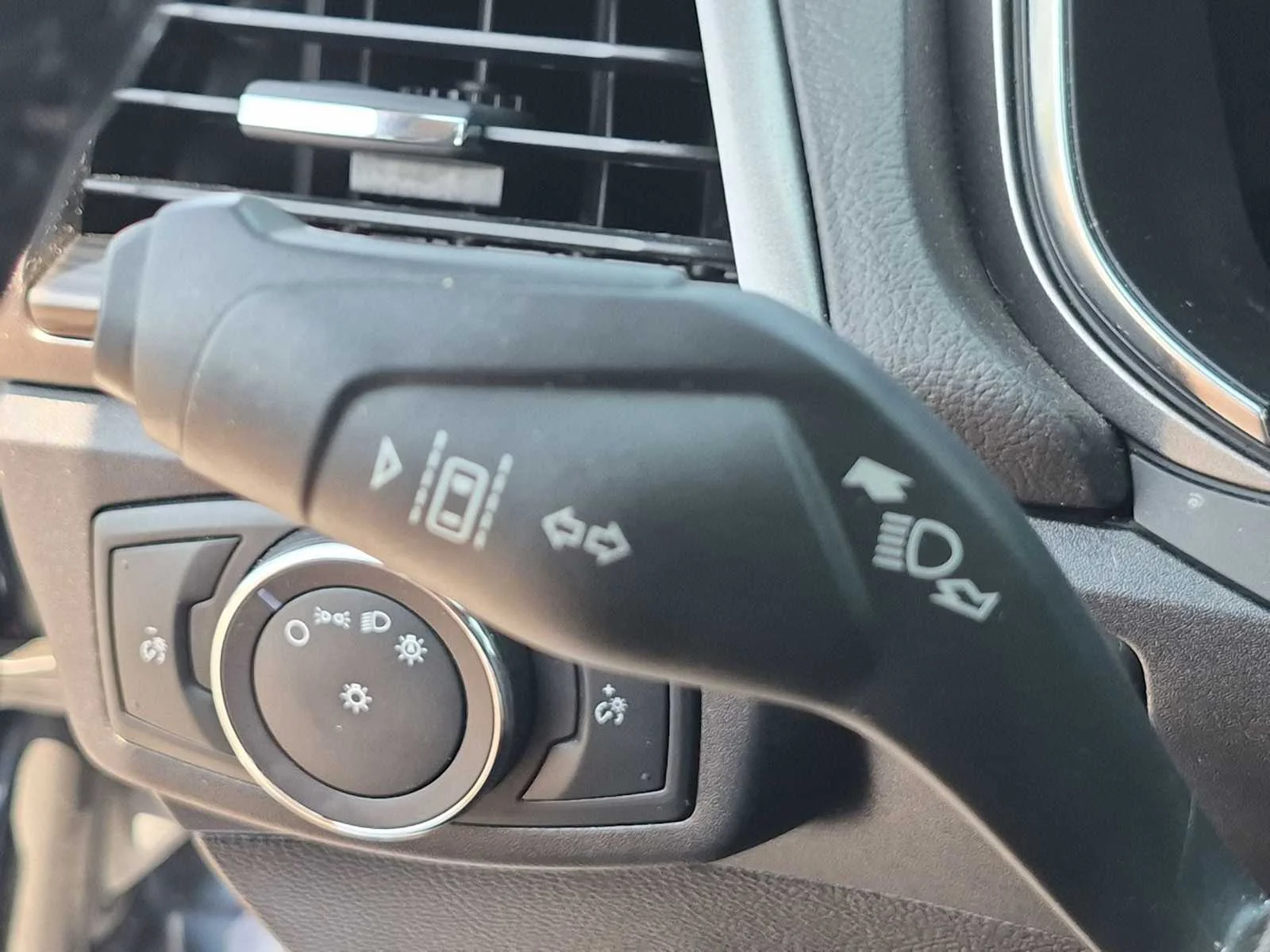 Used 2018 Blue Metallic Ford SE image 25