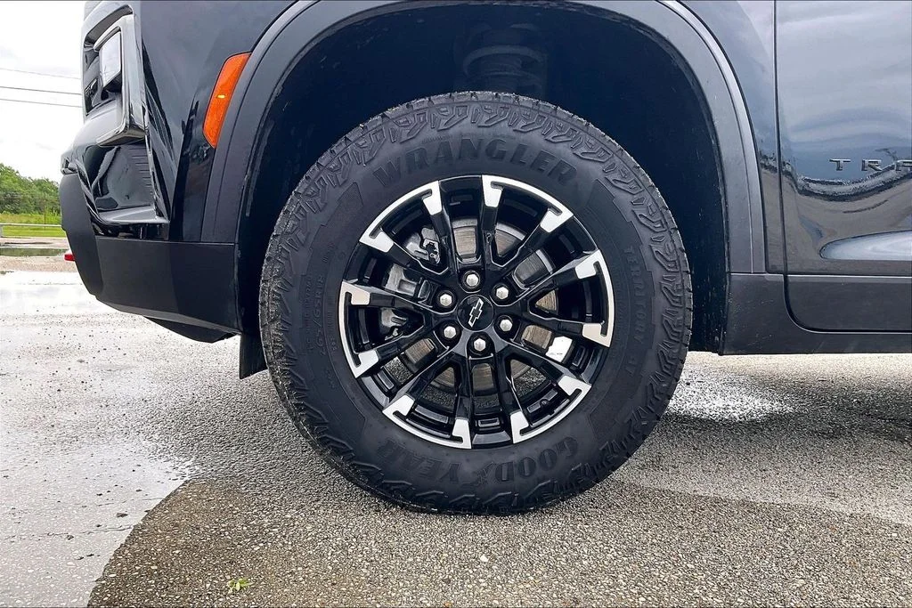 Used 2025 Black Chevrolet Z71 image 35