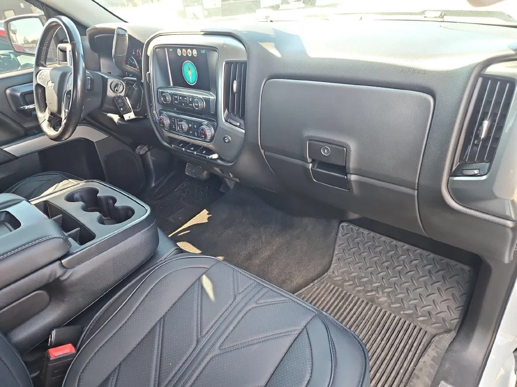 Used 2018 Summit White Chevrolet LT image 29
