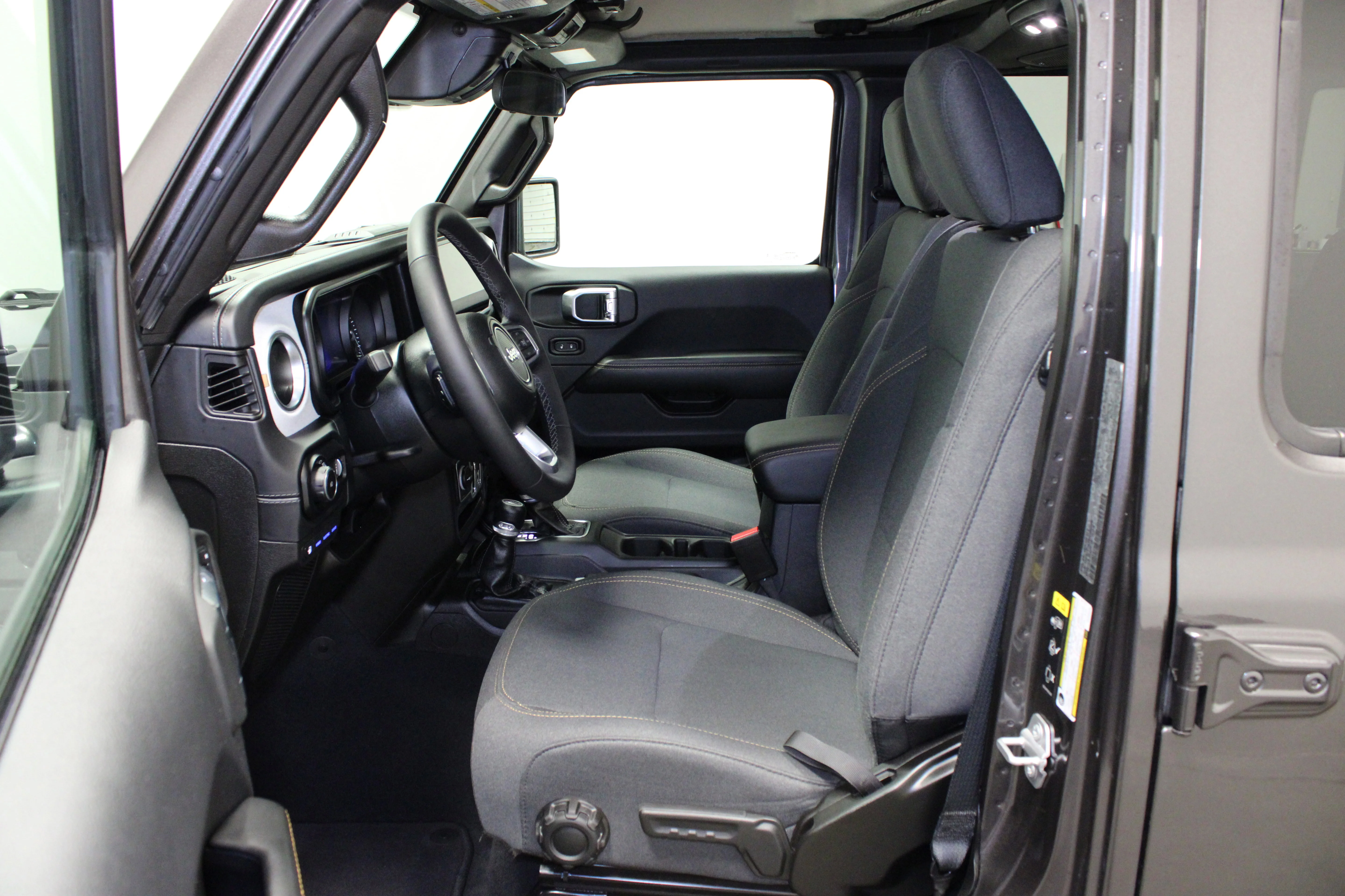 Used 2025 Granite Crystal Metallic Clearcoat Jeep Sahara image 17